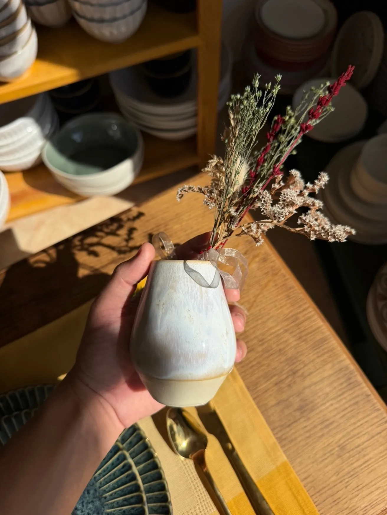 Jarrita de cerámica blanca con flores secas