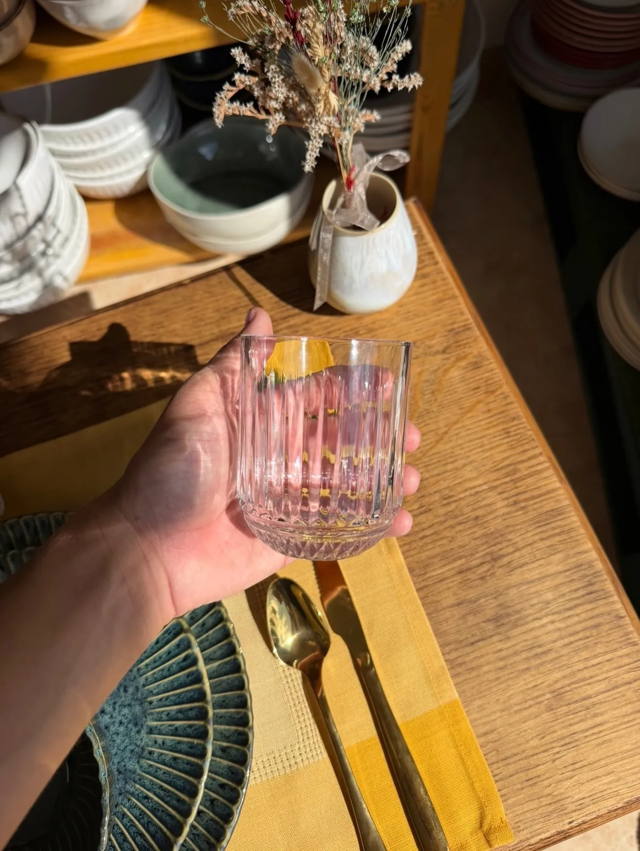 Detalle de vaso de cristal sobre la mesa puesta