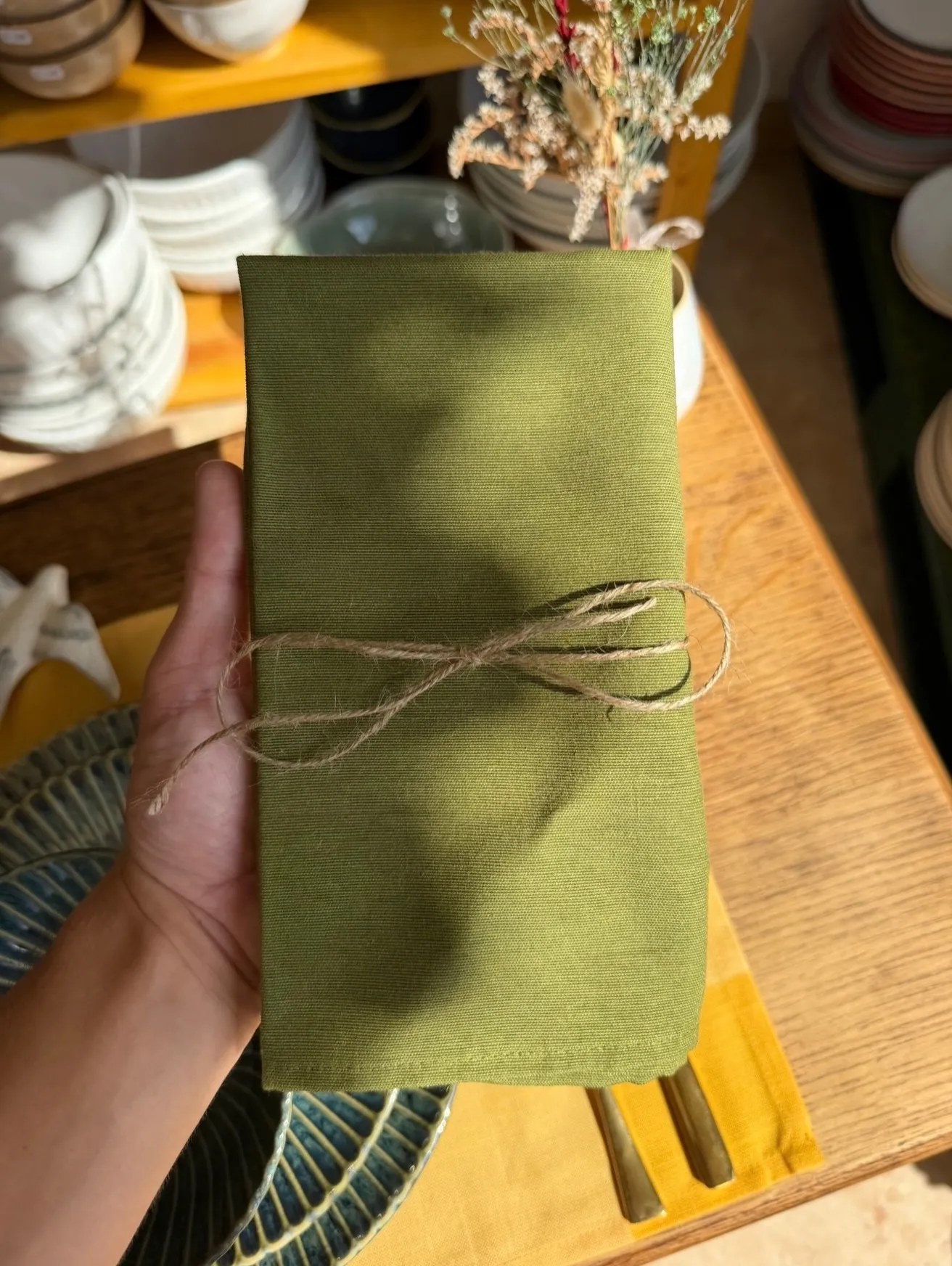 Servilleta de lino verde atada con cordel