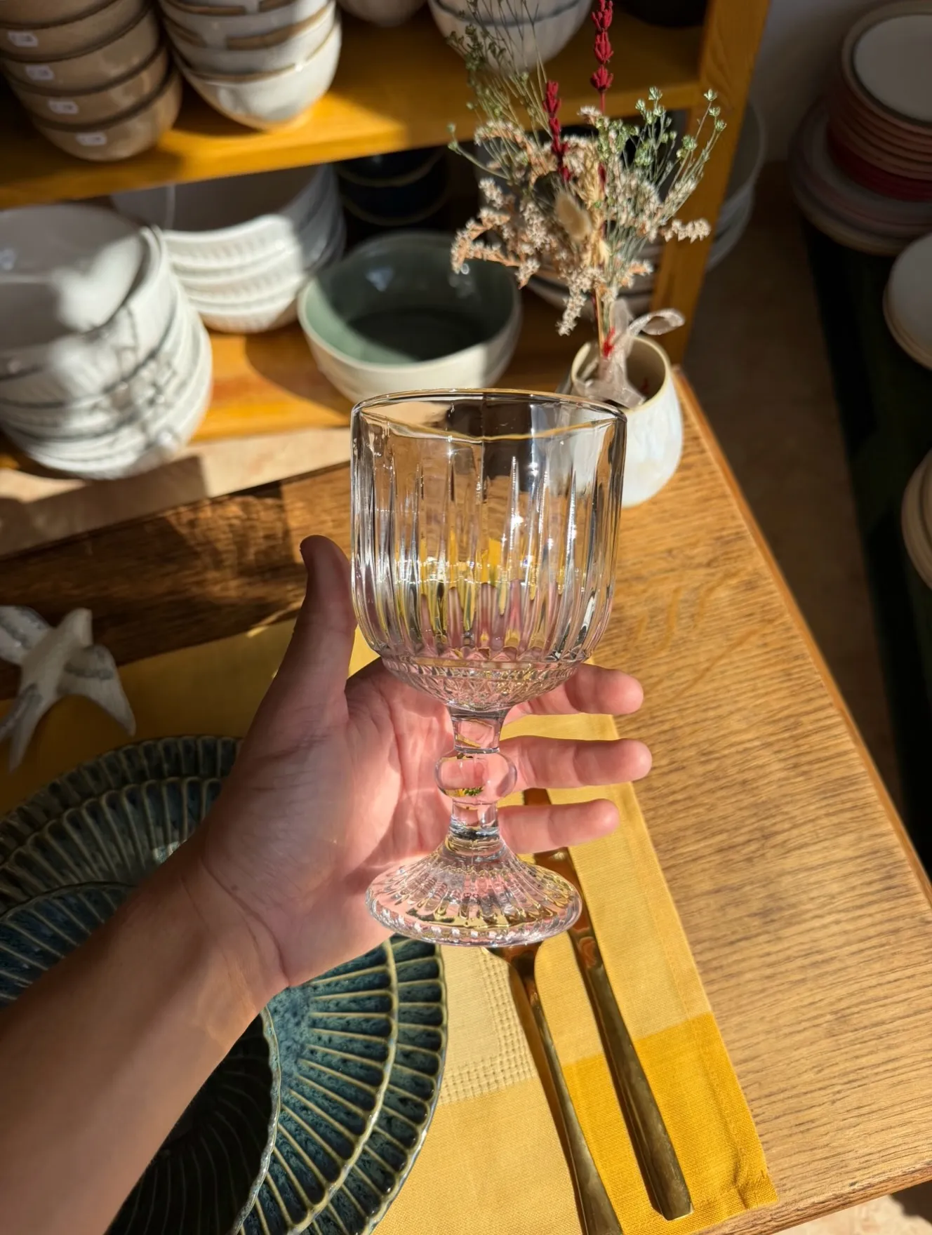 Copa de cristal tallado sobre una mesa puesta al sol
