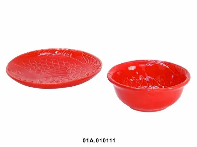 Cuenco y plato rojo