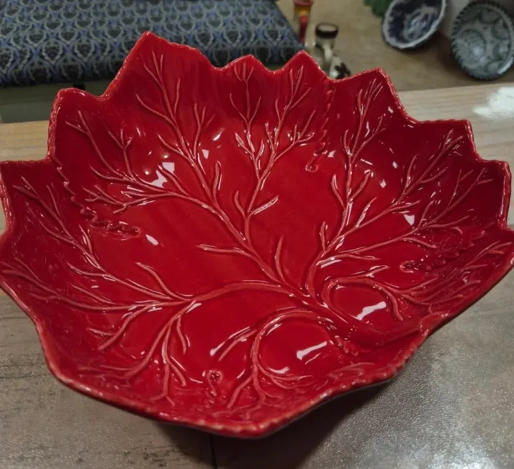 Ensaladera honda forma hoja. Roja