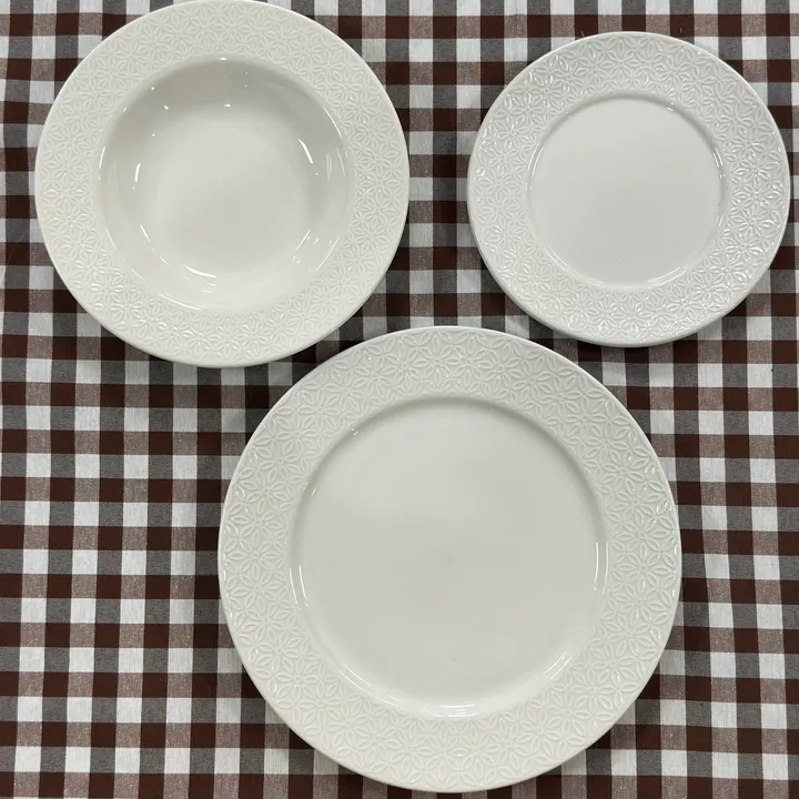 Vajilla blanca con relieve en el borde 18 piezas, 6 servicios